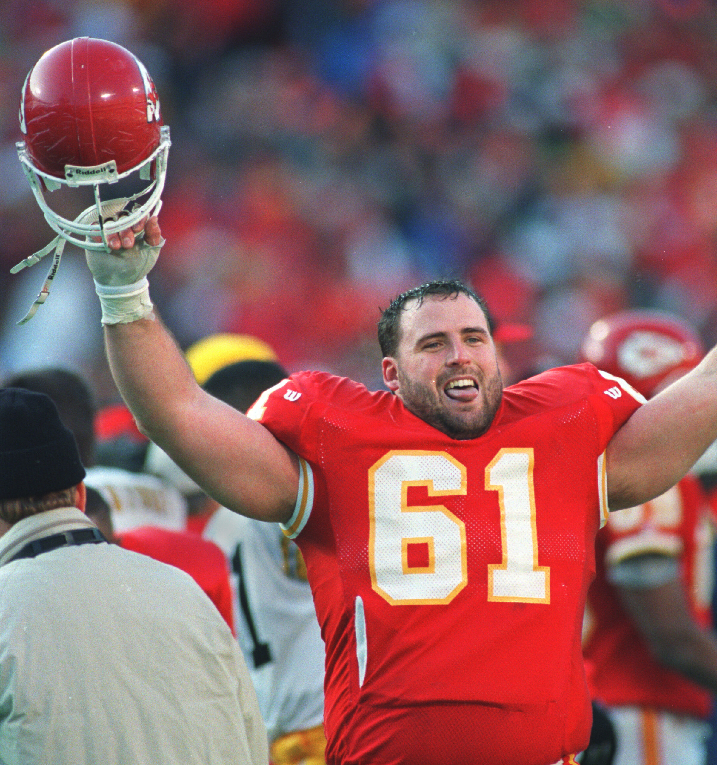 Tim Grunhard inducted into Chiefs Ring of Honor at halftime